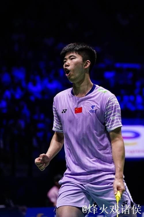 翁泓阳轻松取胜 晋级羽毛球世锦赛男单次轮